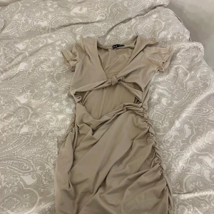 Klänning - Jätte fin somrig klänning i en beige färg, jätte bra skick aldrig använd. storlek Länns som M