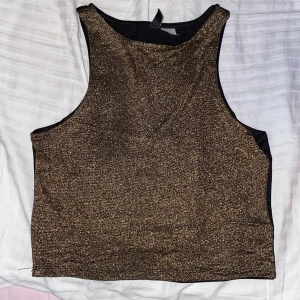 Söt guldtopp - En jättesöt guld topp som jag aldrig använt. Är i storlek S. Köparen står för frakten ❤️