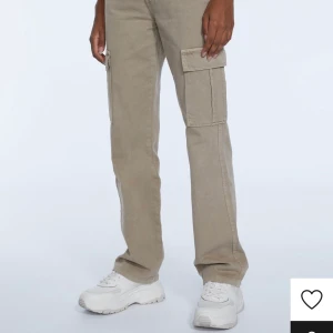 Stradivarius cargo pants strl 38 - Beiga cargo byxor från stradivarius. Dom köptes i somras och är så gott som nya och oanvända