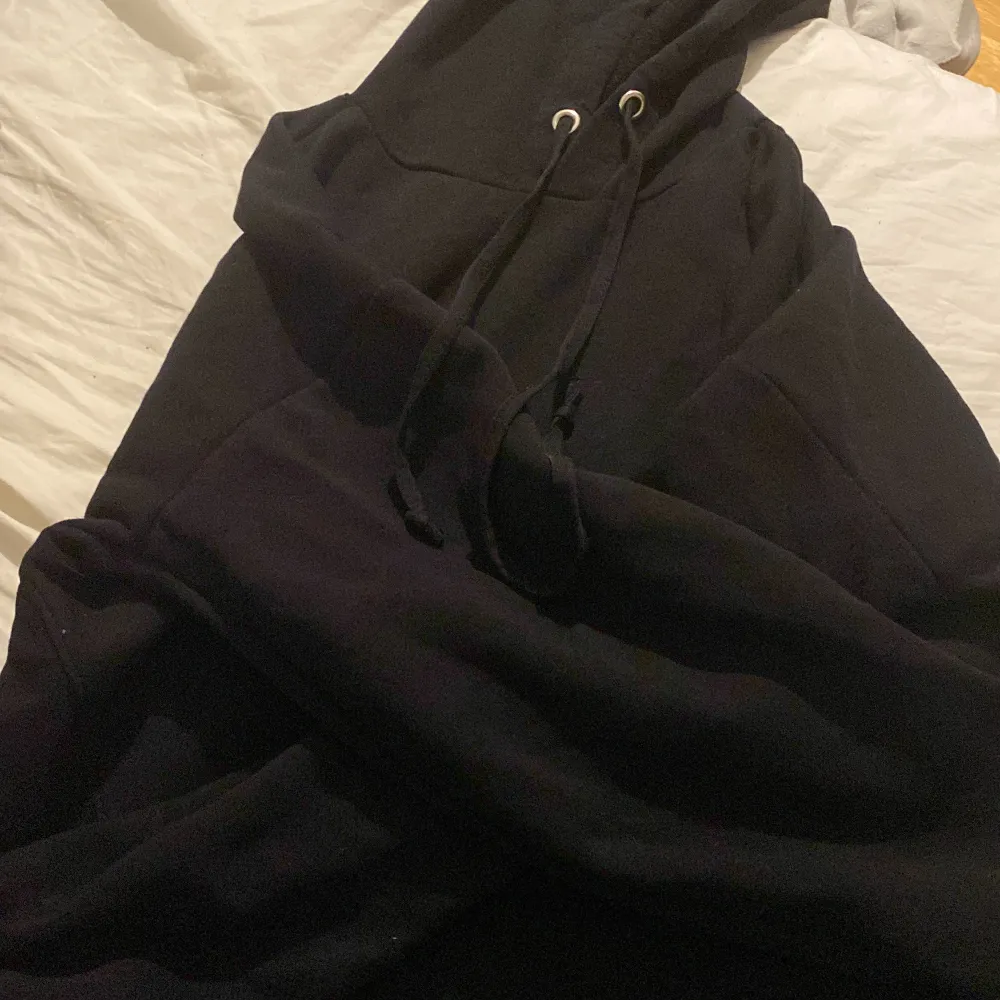 En svart hoodie som är lite kortare som är så mysigt innut i o så skön att ha på sig!. Tröjor & Koftor.
