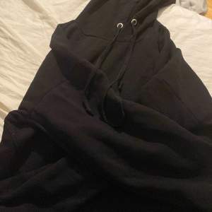 En svart hoodie som är lite kortare som är så mysigt innut i o så skön att ha på sig!