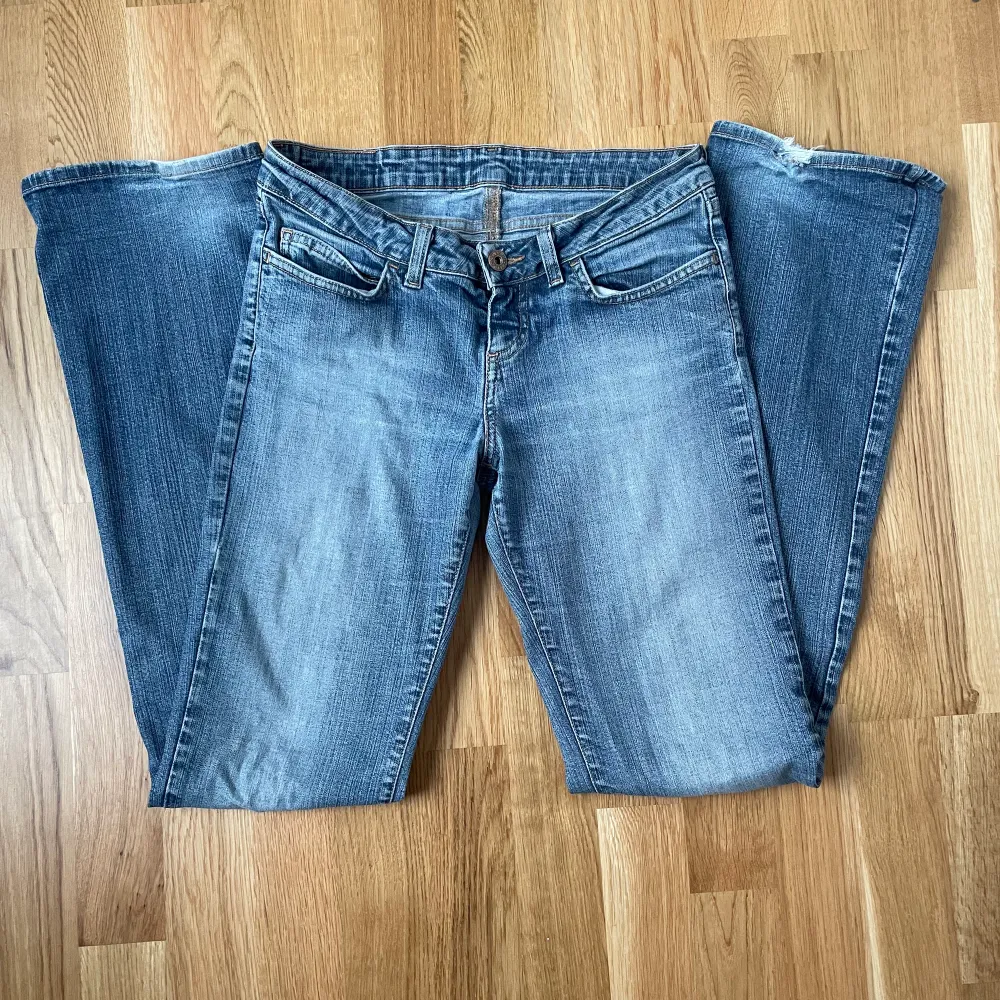 Ett par blå jeans från Replay som inte kommer till användning längre💛 Jag är 170cm, midjemåttet är 74-76cm. Fråga gärna om du vill ha fler bilder! Har man budat högst är det köpt:). Jeans & Byxor.