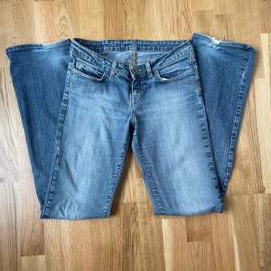 Ett par blå jeans från Replay som inte kommer till användning längre💛 Jag är 170cm, midjemåttet är 74-76cm. Fråga gärna om du vill ha fler bilder! Har man budat högst är det köpt:)