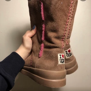 Uggs - Jätte söta bruna uggs med rosa fluff (tror dock att de inte är äkta!!!!) Säljer för de kommer aldrig till användning men de är använda eftersom att jag köpte de secondhand