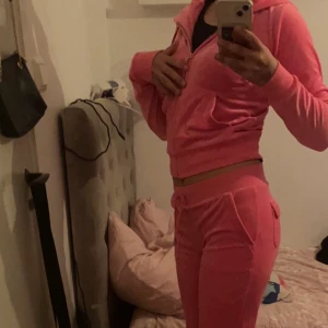Helt juicy set ”fluro pink” strl S💗 - Limited edition Juicy couture set i färgen ”fluro pink” som inte finns att köpa längre på deras hemsida. Storlek S och passar på mig som är runt 168 - 170. 1200 för hela settet💗