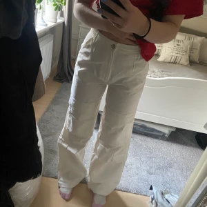 Zara Cargobyxor - Vita cargobyxor från Zara, långa vida ben med fickor fram på låren. Storlek 34. 