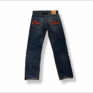 Evisu jeans - Tunga och super bekväma Evisu jeans. Jeansen har en rak passform och en super liten skada (syns knappt)    Du är välkommen att dm oss för bilder eller frågor!🔱