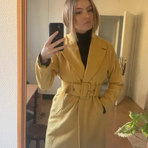 Gul kappa - GUL höstkappa från Gina! Huuur fin som helst men har bara använt typ en gång </3