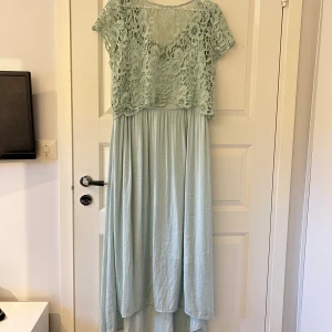 KappAhl strl 44 - Jätte fin klänning! Använd endast 2 gånger nypris 700kr så vill helst inte gå under 500kr men kom med bud☺️