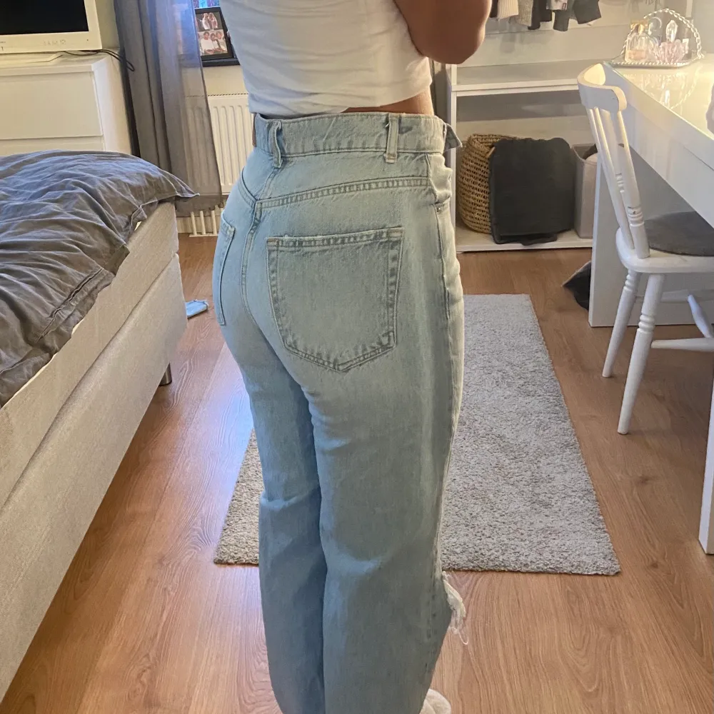 Ett par blåa jeans med hål från Gina som har blivit för små. Passar bra i längden på mig som är 160cm lång. Köpare står för frakt❣️. Jeans & Byxor.