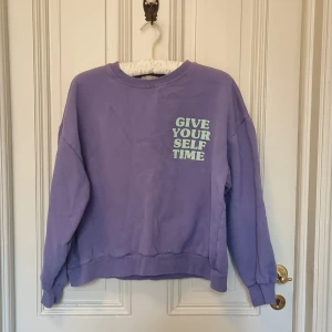 H&M - Snygg sweatshirt. Knappt andvänd sweatshirt från h&m. Perfeckt närsom. Köpt 1 årsedan. 