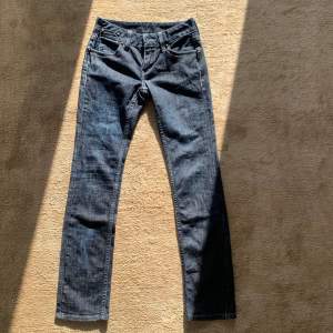Säljer mina snygga lågmidjade Levis jeans i storleken 25/32! Det är i jättebra skick och är knappt använda!