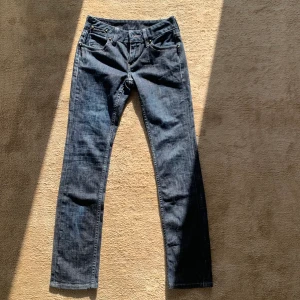 Lågmidjade Levis jeans  - Säljer mina snygga lågmidjade Levis jeans i storleken 25/32! Det är i jättebra skick och är knappt använda!