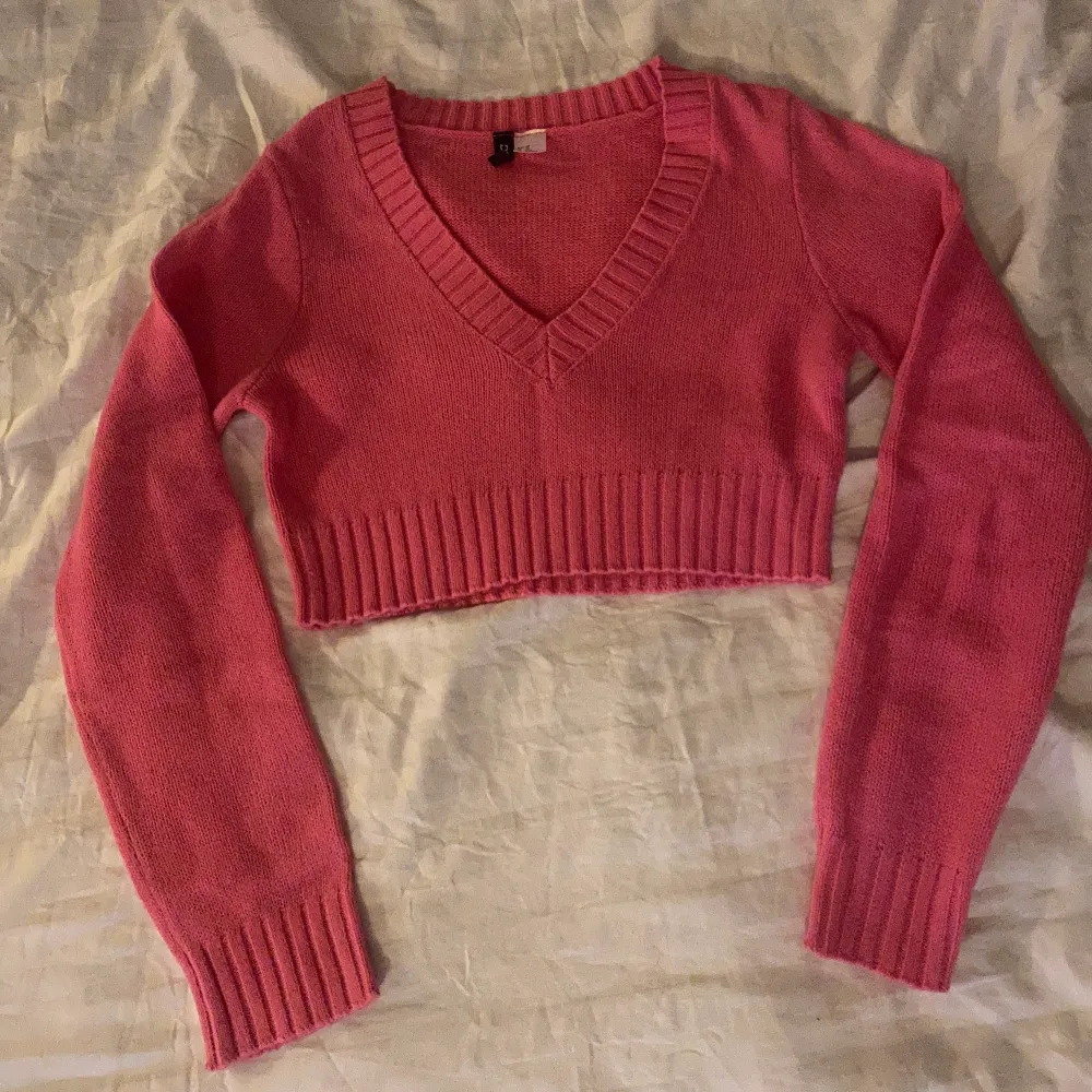 Rosa croptop från H&M strl XS. Aldrig använd, enbart provad därav fint skick.  Kolla gärna mina andra annonser!. Toppar.