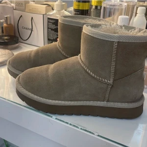 beiga uggs - så så fina beiga uggsliknade skor i storlek 36. säljer då de tyvärr var för små för mig): byter jättegärna mot en 37a eller 38a om någon skulle vilja. annars säljs de för 350kr+frakt❤️