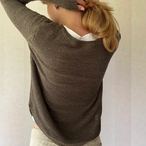 Stickat tröja - Jättefin stickad tröja i en mörkgrön färg, super fint stickat mönster med mindre genomskinlighet. Sitter perfekt på händerna. Inga defekter finns! 🪵🍁