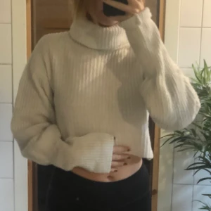 Vit polo - Säljer denna croppade stickade polo tröjan med långa ärmar! Kommer från Linn Ahlborgs kollektion med NA-KD. Köparen står för frakten 💞