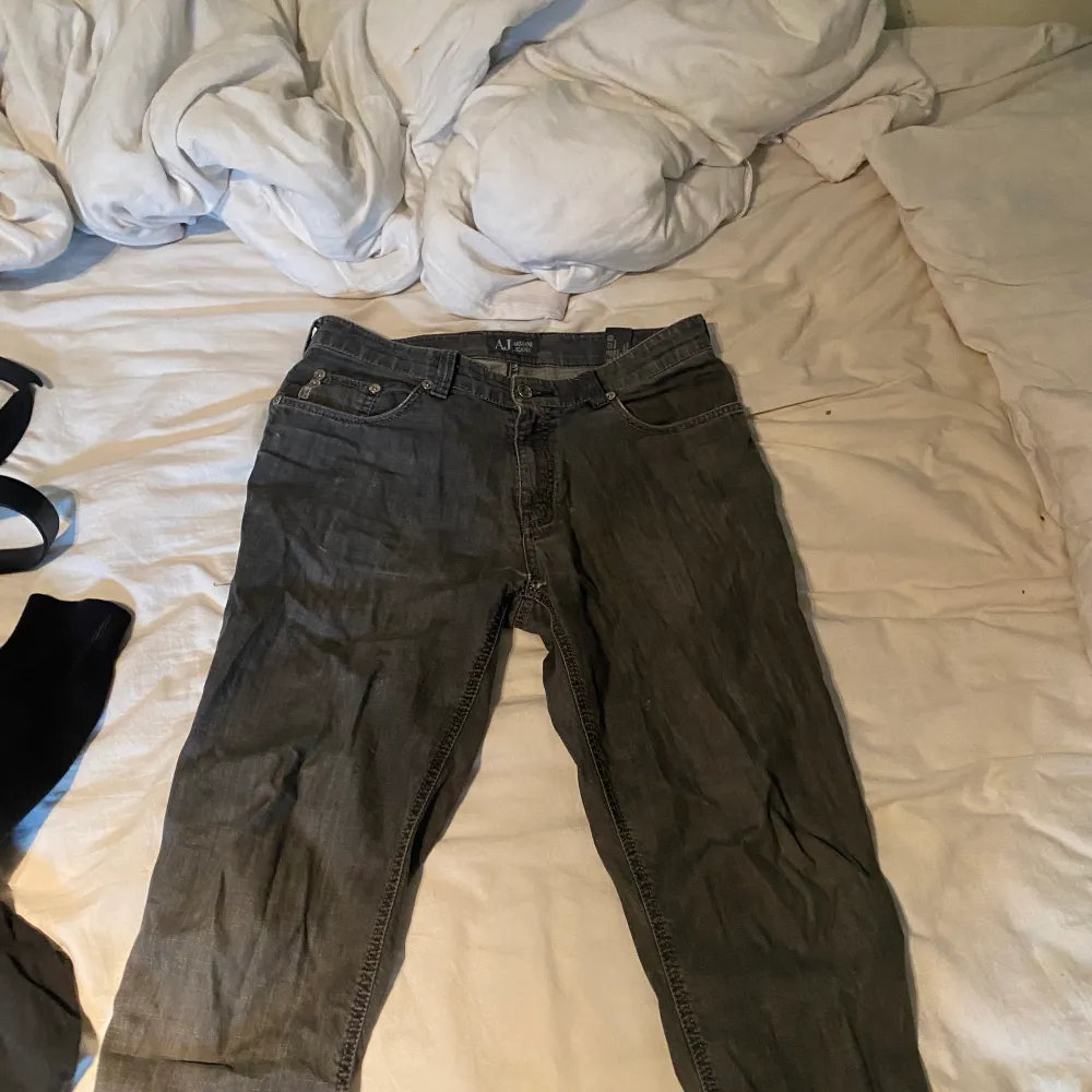 Armani jeans storlek 34. Passformen är straight leg och sitter som en 32. Skick 7/10 då byxorna är lite slitna o gamla. Jeans & Byxor.