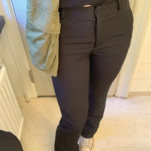 Bikbok Vilma Kostymbyxor  - Kostymbyxor i storlek 34. Fint skick, inga defekter. Säljer eftersom de blivit för små för mig! Det är den högmidjade modellen. Nypris 399 💕  Kontakta mig vid frågor!