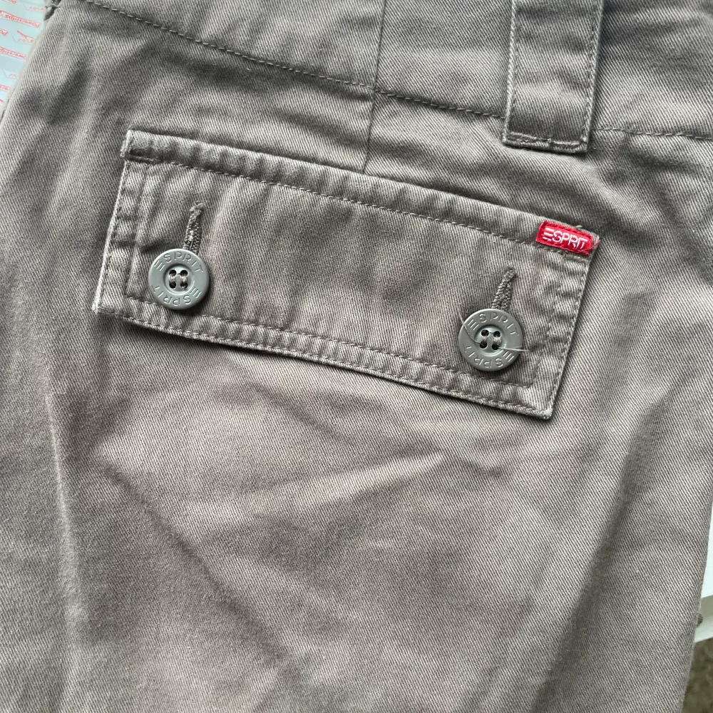 Low waist Cargobyxa köpt secondhand, jag är 170cm ,köparen står själv för frakten.💕 . Jeans & Byxor.