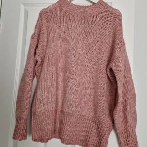 Stickad tröja - Stickad tröja som passar bra till kalla dagar under hösten/vintern. Använd ett par gånger.  OBS! frakten ingår i priset 