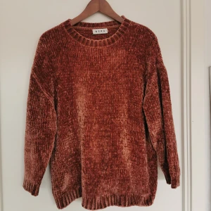 Stickad tröja  - Stickad tröja i mjukt material från Wera. Storlek medium, liten i storlek och något kortare i armar efter tvätt. 