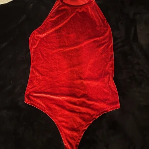 Röd Body - Säljer denna röda Body från BikBok, endast använd 1 gång <3