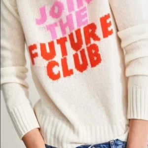 From Future S - En jätte fin cashmere tröja från from future. Nypris ca 1500kr. Lite nopprig men inga mer teken än det på användning 💕Kan även tänka mig att byta