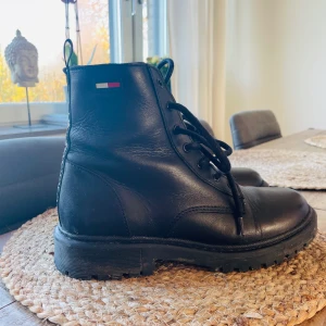 Tommy hilfiger boots - Boots från Tommy Hilfiger. Så snygga på! Använd 3-4 gånger. Givetvis äkta.
