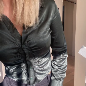 Zara topp - Jättefin glansig grön topp från Zara. Köpt förra året men bara använd ett fåtal gånger. Strl L men passar en S/M som mig💕 köparen står för frakten!