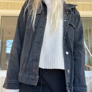 Jeansjacka - Säljer min coola jeansjacka som är sjukt snygg då jag älskar att den är overzized och den snygga urtvättningen❤️‍🔥storlek xl, sitter skitsnyggt på😙
