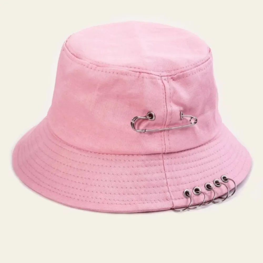 Säljer min rosa bucket hat som aldrig kommit till användning. Nyskick. Säljer för 35kr + frakt. Använd gärna funktionen köp nu, då blir frakten billigare (29 kr). Övrigt.