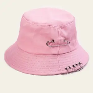 Säljer min rosa bucket hat som aldrig kommit till användning. Nyskick. Säljer för 35kr + frakt. Använd gärna funktionen köp nu, då blir frakten billigare (29 kr)