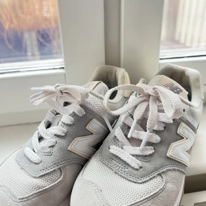 New balance sneakers - New balance sneakers 574. Endast använda utomhus en gång, kommer tyvärr inte till använding. Nypris 1095 kr. Pris går att diskuteras.🤍🤍