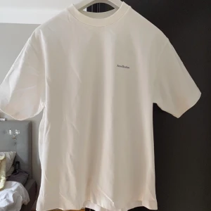 Acne studios t-shirt - Säljer min Acne studios T-shirt i storlek S då jag aldrig använt den. Tröjan är stor i storleken och sitter mer som en M/L. Nypris 3000kr mitt pris 1250kr