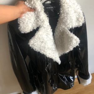 Faux Fur Longline Belted Jacket - Faux fur skinnjacka oandvänd, ny fräsch Svart jacka i storlek 34/36 Väldigt fin men har för många jackor 