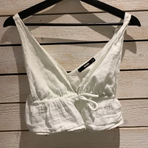 Fest topp från bikbok - Super söt och somrig topp från bikbok, kan skicka fler bilder privat 💓