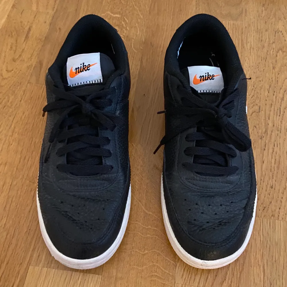 Säljer ett par sneakers från Nike i svart läder. Modellen är vintageinspirerad och skorna är i mycket bra skick. Använda cirka 5 gånger på grund av fel storlek. Perfekta nu till hösten när vita sneakers lätt blir smutsiga.. Skor.