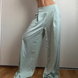 Turkosblå byxor - Turkosblå byxor från Lindex. Längdmässigt passar de någon som är något längre, då de är rätt långa i benen. Jag är 167cm. 🦋💗 Om du har frågor eller vill se fler bilder hör av dig till mig privat. 🥰