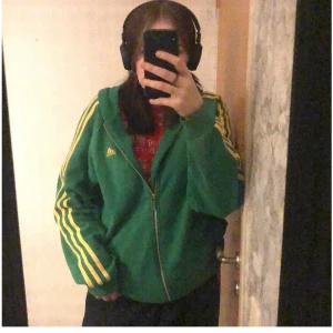 Grön-gul adidas zip - Grön-gul vintage adidas zip hoodie.  Sitter snyggt oversize😻