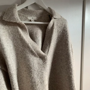 Stickad tröja - En jätte fin stickad tröja med krage från H&M🤍 använd ett fåtal gånger så den är i bra skick🤎