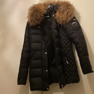 Vinter jacka rockandblue - Använd bara 1 gång, ny och bra i skick, jag köpte den för 3000kr men kommer att lägga ut den för 750kr