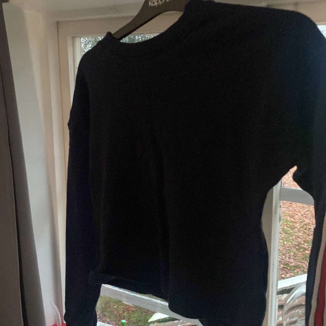 Svart tröja med vit och röd vid armarna - 91