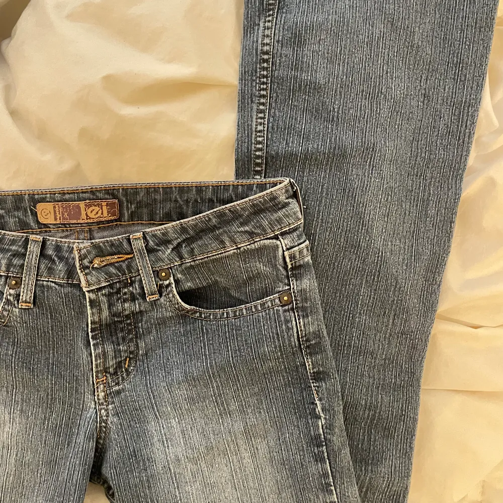 Superfina lågmäldaste bootcut jeans, köpta second hand. Säljer pga att dom är lite korta på mig som är 168. de står ingen storlek men jag skulle säga att dom är ca 24/25. TRYCK EJ PÅ KÖP NU. Startar budgivning om flera vill köpa. Jeans & Byxor.