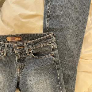 Superfina lågmäldaste bootcut jeans, köpta second hand. Säljer pga att dom är lite korta på mig som är 168. de står ingen storlek men jag skulle säga att dom är ca 24/25. TRYCK EJ PÅ KÖP NU. Startar budgivning om flera vill köpa