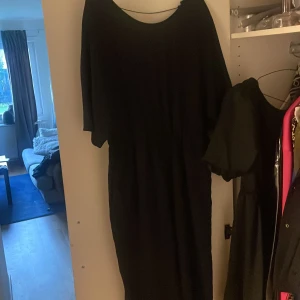 Svart jumpsuit  - Nyskick. Använd 1 gång 