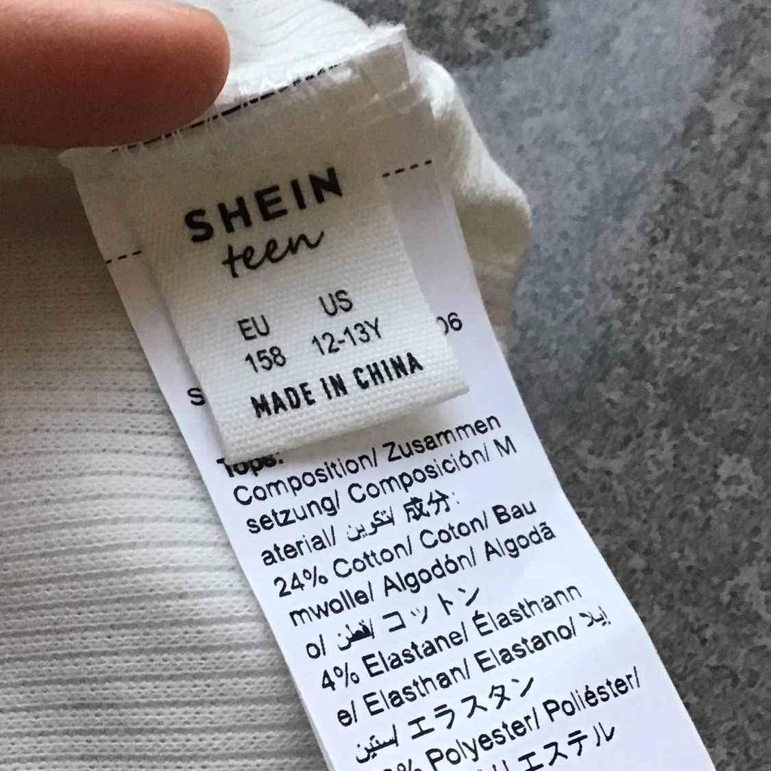 Vit tröja, säljs pga inte kommer till användning. Finns en liten fläck. - 90