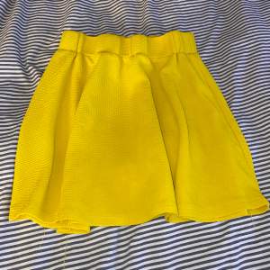 En jättesöt gul kjol från SHEIN dom inte kommer till användning