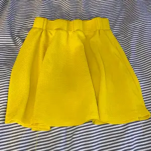 En jättesöt gul kjol från SHEIN dom inte kommer till användning