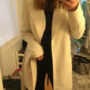 Vero Moda kappa - Säljer denna kappan från vero Moda då jag har flera knappt och behöver rensa. bra skick, skulle säga att den är som ny. Strl L men skulle säga att den även passa m och s då midjan går att justera! 